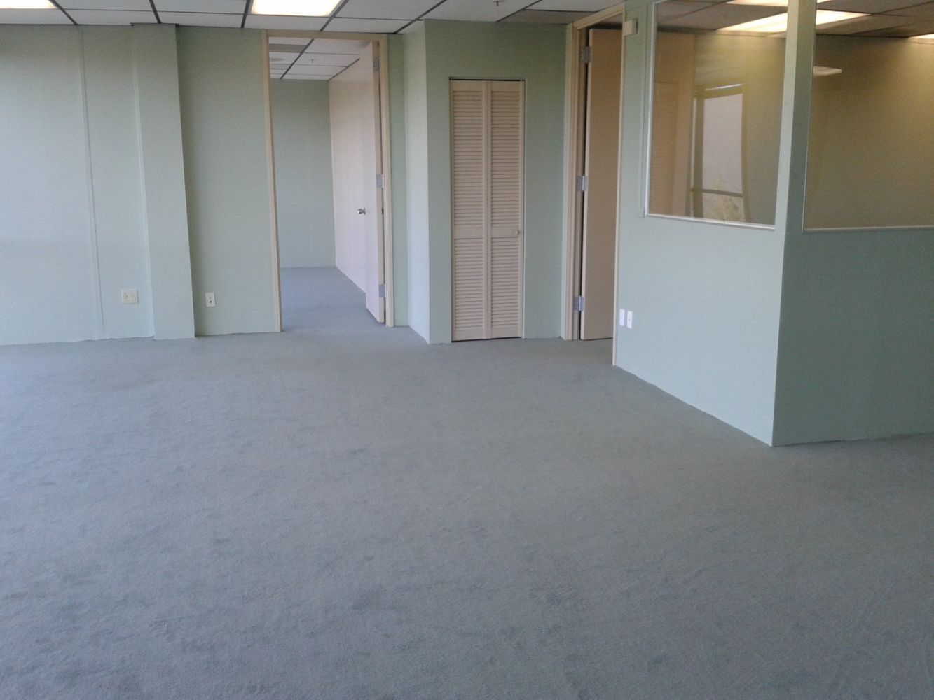 ONE OF A KIND, 2nd FLOOR, ALL WINDOWS AND WONDERFUL VIEW OF THE VALLEY